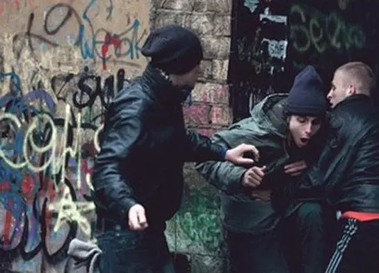 Люди там (2012) скачать торрент бесплатно Люди там (2012) фильм скачать торрент бесплатно