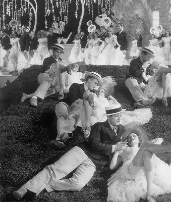 Золотоискатели 1933-го года (1933) скачать торрент файл Золотоискатели 1933-го года (1933) фильм скачать торрент файл