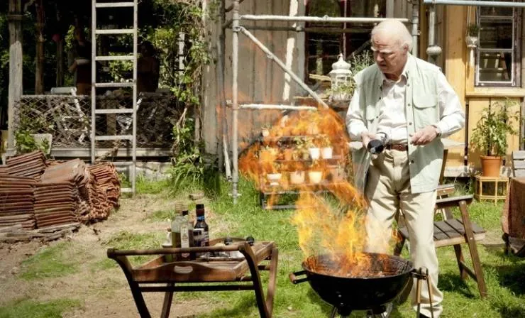 Столетний старик, который вылез в окно и исчез (2013) скачать торрент бесплатно Столетний старик, который вылез в окно и исчез (2013) фильм скачать торрент бесплатно