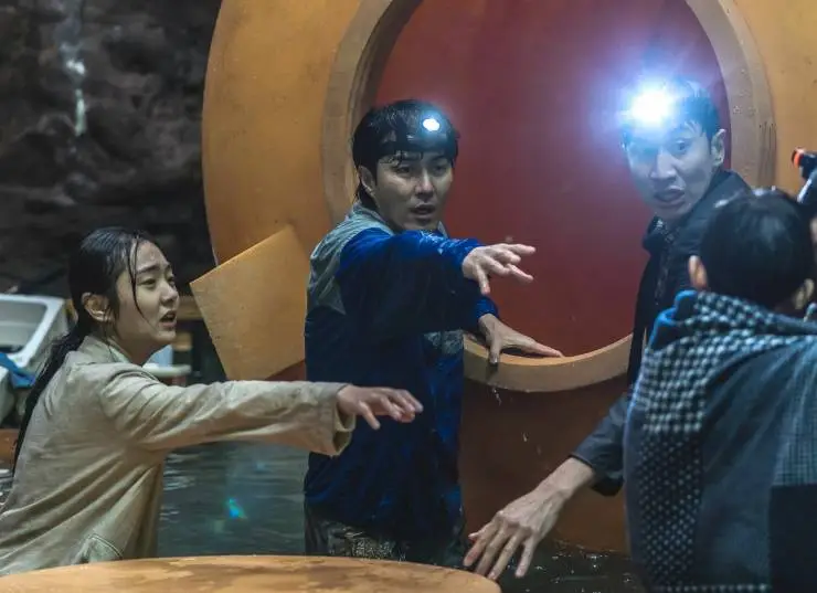 Обрушение (2021) скачать торрент бесплатно Обрушение (2021) фильм скачать торрент бесплатно