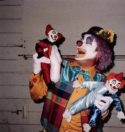 Дом клоунов (1988) в хорошем качестве скачать торрент файл Дом клоунов (1988) фильм в хорошем качестве скачать торрент файл