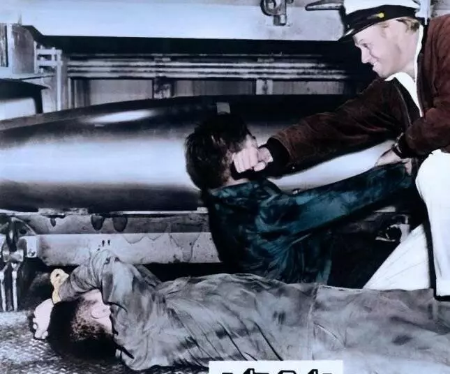 Ад в открытом море (1954) скачать торрент бесплатно Ад в открытом море (1954) фильм скачать торрент бесплатно