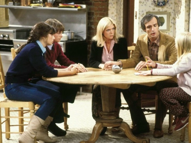 Семейные узы (1982) скачать торрент файл Семейные узы (1982) сериал скачать торрент файл