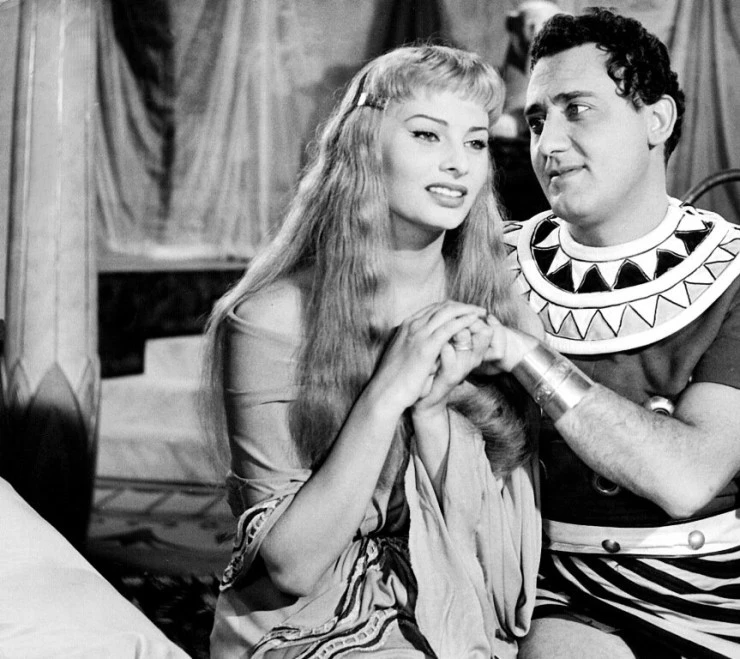 Две ночи с Клеопатрой (1954) скачать торрент бесплатно Две ночи с Клеопатрой (1954) фильм скачать торрент бесплатно