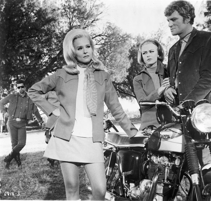 Банда в мини-юбках (1968) скачать торрент файл Банда в мини-юбках (1968) фильм скачать торрент файл