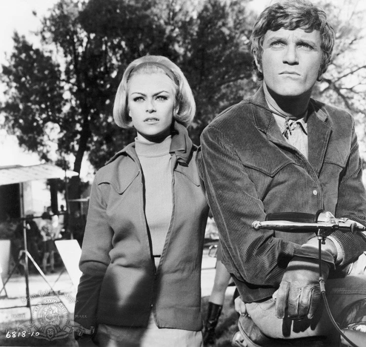 Банда в мини-юбках (1968) скачать торрент бесплатно Банда в мини-юбках (1968) фильм скачать торрент бесплатно