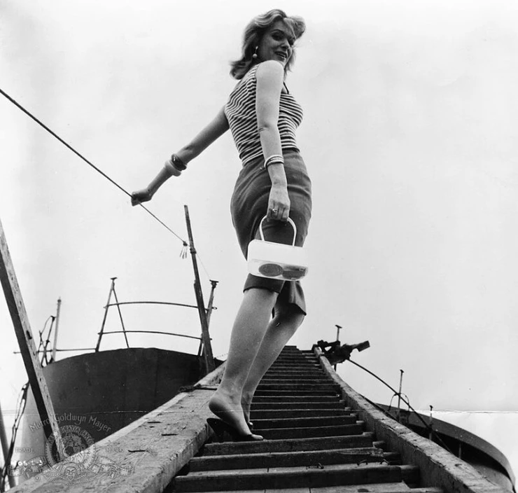 Никогда в воскресенье (1960) скачать торрент файл Никогда в воскресенье (1960) фильм скачать торрент файл